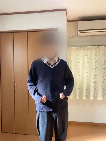 네이비 V넥 니트 스웨터