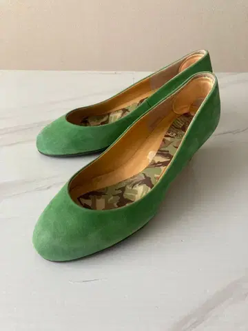 그린 스웨이드 웨지 펌프스