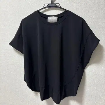 BEARDSLEY 블랙 반팔 티셔츠