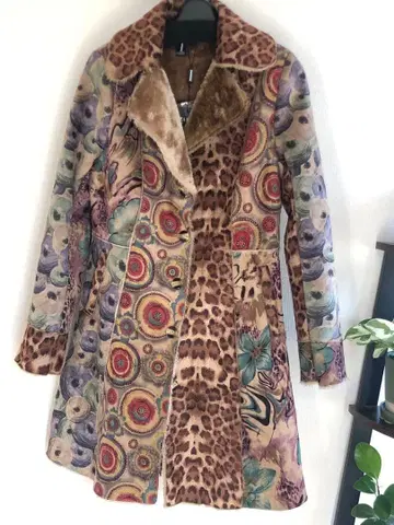 레오파드 무늬와 꽃무늬의 롱 코트