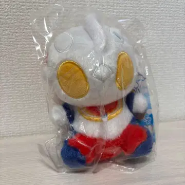 울트라맨 티가 앉은 봉제 인형