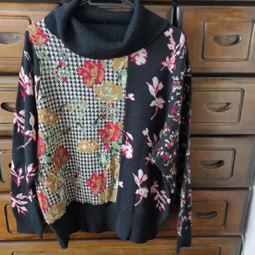 꽃무늬 체크 오프 터틀 니트