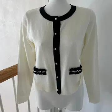 tocco 아이보리 블랙 펄 버튼 가디건
