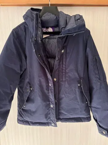 네이비 후드 부착 다운 자켓