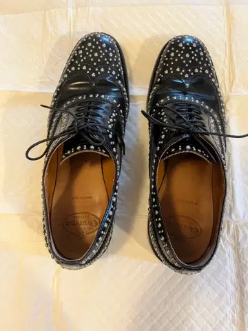 처치스 스터드 장식 블랙 윙팁 로퍼