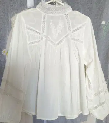 화이트 플라워 자수 긴팔 블라우스