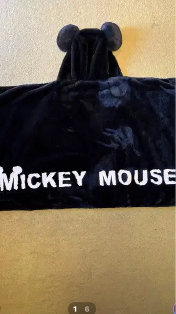 미키마우스 귀 달린 플리스 케이프 블랙