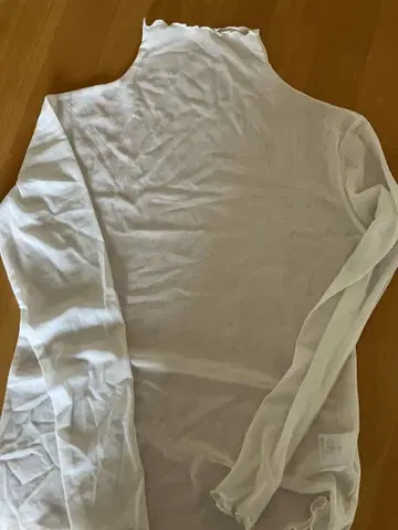 화이트 하이넥 긴팔 상의