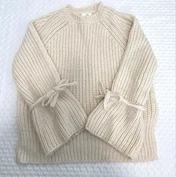 리본 포함 크림색 니트 스웨터