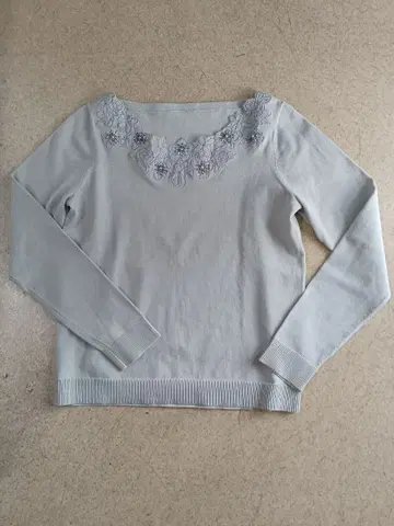 꽃무늬 자수 장식 라이트 그레이 스웨터