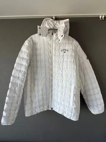 화이트 다운 자켓 후드 부착