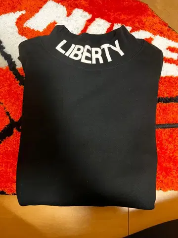 NEW ERA 블랙 셔츠 LIBERTY WALK 하이넥
