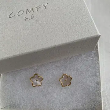 이와오카 토오루 COMFY 꽃 모양 귀걸이 골드 화이트