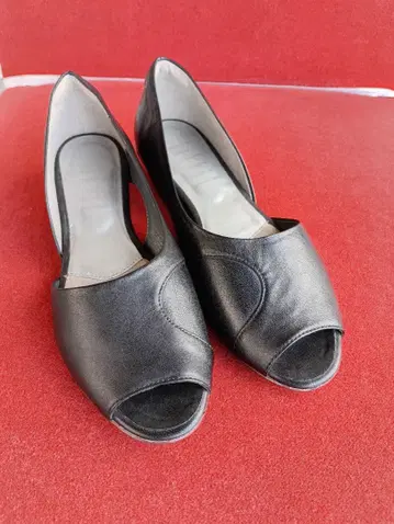 블랙 가죽 오픈토 신발