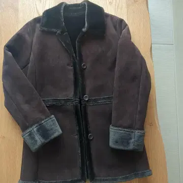 소매까지 따뜻한 무스탕 코트