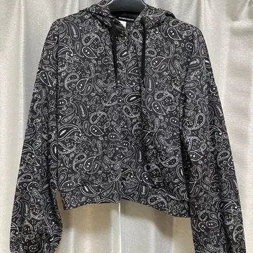 페이즐리 무늬 크롭 후드티 BEAMS