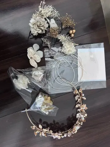 플라워 헤드밴드 골드 컬러와 화이트