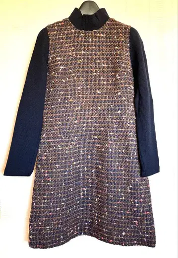 네이비와 브라운의 터틀넥 원피스