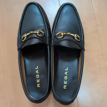 REGAL 블랙 가죽 로퍼 골드 금장 장식