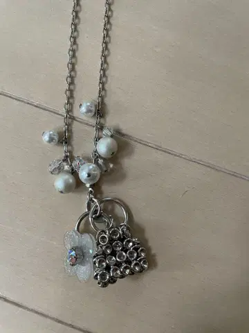 ANTEPIMA 실버 꽃 모티브 목걸이