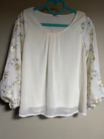 액시즈 플라워 자수 화이트 블라우스