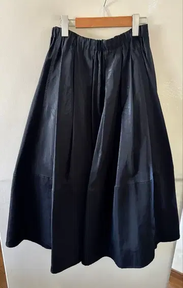 프리미에 아롱디스망 랜덤 턱 미디 스커트 롱 광택