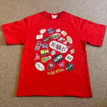 미야마 료키 빨간색 T셔츠 WORK&PLAY