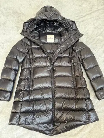 [ 미사용 새상품 ] MONCLER SUYEN 후드 부착 블랙 다운 자켓