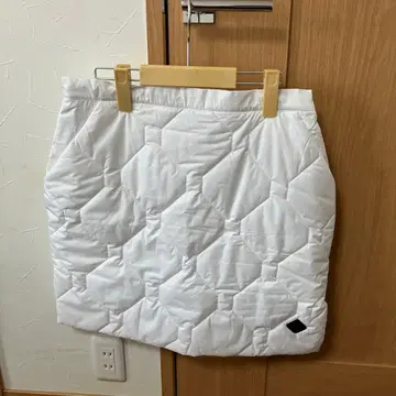 화이트 퀼팅 스커트