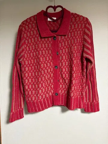 빨간색 뜨개질 무늬 긴팔 가디건