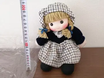 체크 무늬 드레스 인형