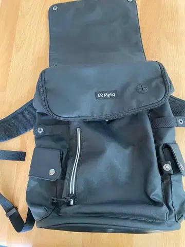 meta 블랙 나일론 플랩식 백팩 고기능