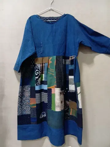 소박하고 귀여운 빈티지 원단 패치워크 원피스입니다.