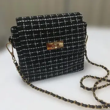 트위드 숄더백 블랙과 화이트