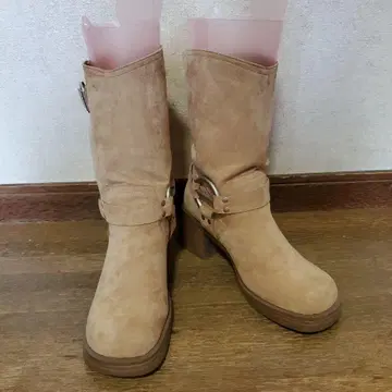 베이지 스웨이드 버클 부츠