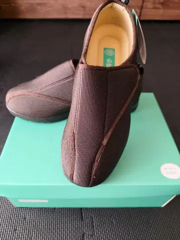 [ 새상품급 ] 건강득보 간호화 브라운 4E 25.5