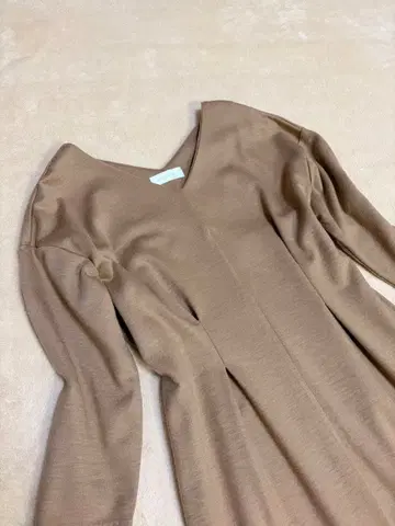 컨디션 최상 카멜 V넥 7부 소매 티셔츠 롱 원피스 베이지