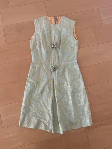 스카이블루 슬리브리스 원피스 꽃 장식