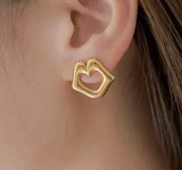 [ 새상품 ] [ Lara ] BIG 립 귀걸이 골드