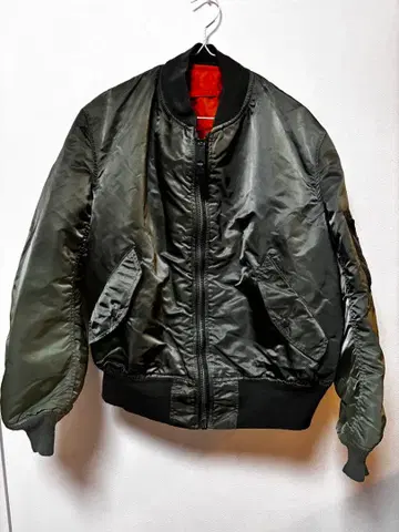 알파 인더스트리즈의 MA-1 플라이트 자켓 (올리브 그린)