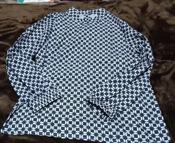 기하학 패턴 긴팔 상의 네이비와 화이트