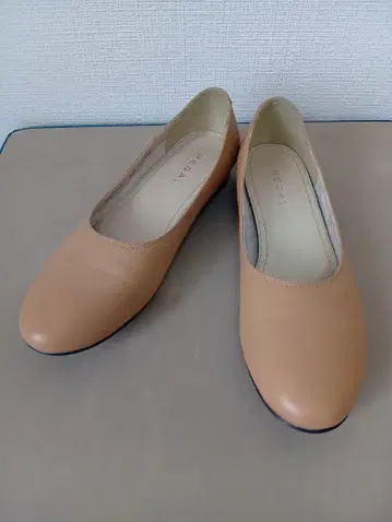 REGAL 베이지 플랫슈즈