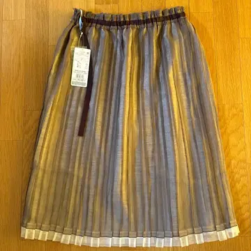 브라운 계열 플리츠 스커트