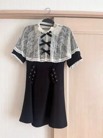 [ ROJITA ] 레이스 케이프 포함 블랙 미니 원피스