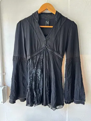 Ozz Oneste 자수 플레어 슬리브 스트레치 블라우스 오즈온