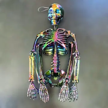 각진 해골 피규어