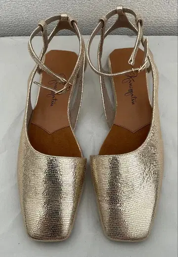 미사용 새상품 카네마츠 펌프스 23.5cm 골드
