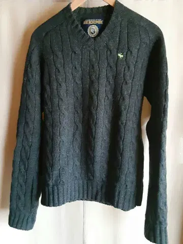 아바클로 울&캐시미어 V넥 케이블 스웨터 니트