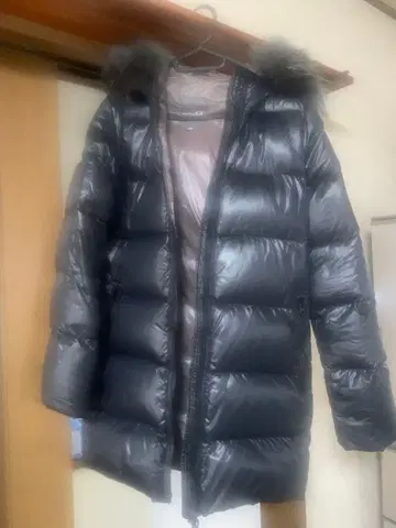 후드 부착 블랙 다운 자켓