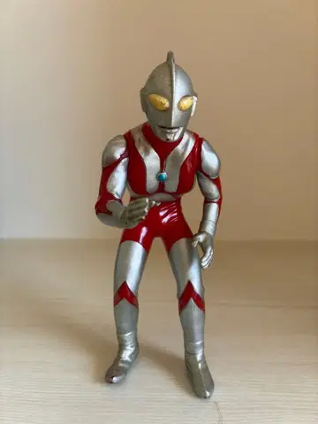 울트라맨 피규어 공격 포즈